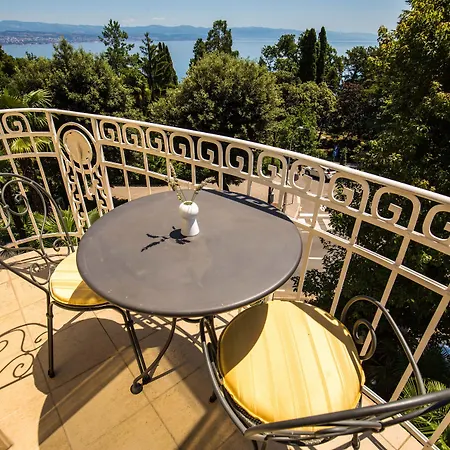 欧亨尼娅别墅酒店 4* 洛夫兰